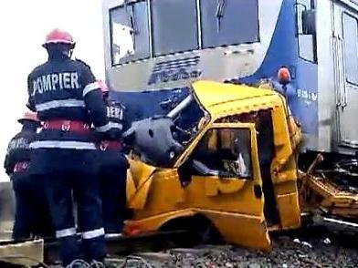 Accident feroviar la Iaşi: Două persoane au murit după ce o dubă s-a ciocnit cu un tren (VIDEO)
