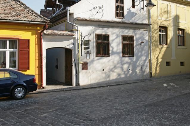 Cum se strică centrul istoric al Sibiului, cu voie de la Primărie. Piatra cubică, subiect de reportaj National Geographic, va fi înlocuită cu asfalt