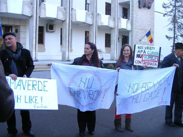 Mini-protest în Constanţa: "Vrem apă curată, nu contaminată. Go home, Chevron!”