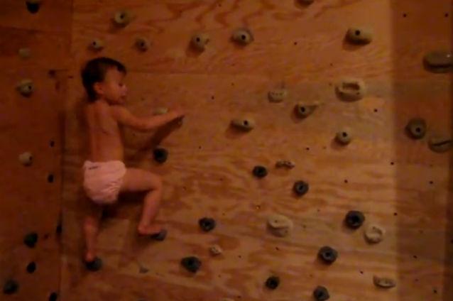 VIDEO: O fetiţă de un an şi 10 luni escaladează fără frică un perete artificial