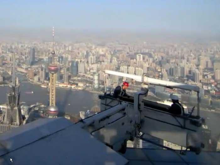 VIDEO: Cum curăţă spălătorii de geamuri cea mai înaltă clădire din China