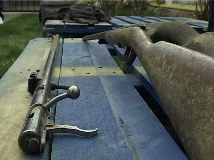 Arme de foc, descoperite în casa unui revoluţionar