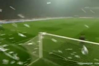 Portarul lui Fenerbahce, atacat cu un cuţit de fanii lui Trabzonspor (VIDEO)