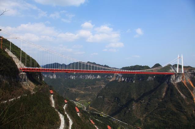VIDEO: Cel mai lung pod suspendat între munţi, inaugurat în China