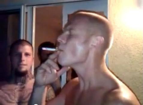 (VIDEO) Un bărbat fumeaza o ţigară, trăgând din ea o singură dată. Vezi cum e posibil asa ceva
