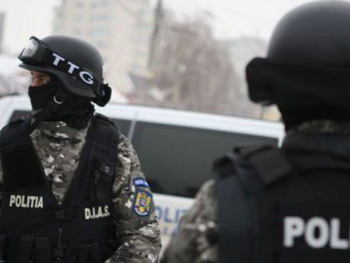 Descinderi în Prahova: Poliţiştii au găsit pistoale, săbii, bastoane telescopice şi cocktail-uri Molotov