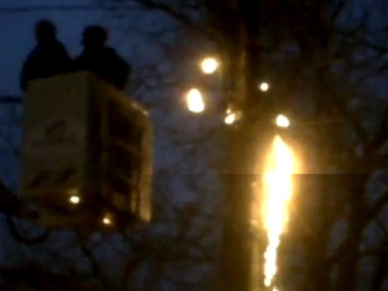 (VIDEO) Restaurantul Del Ponte, în pericol de a lua foc după ce cablurile electrice supraîncălzite s-au aprins pe un stâlp de iluminat din zonă