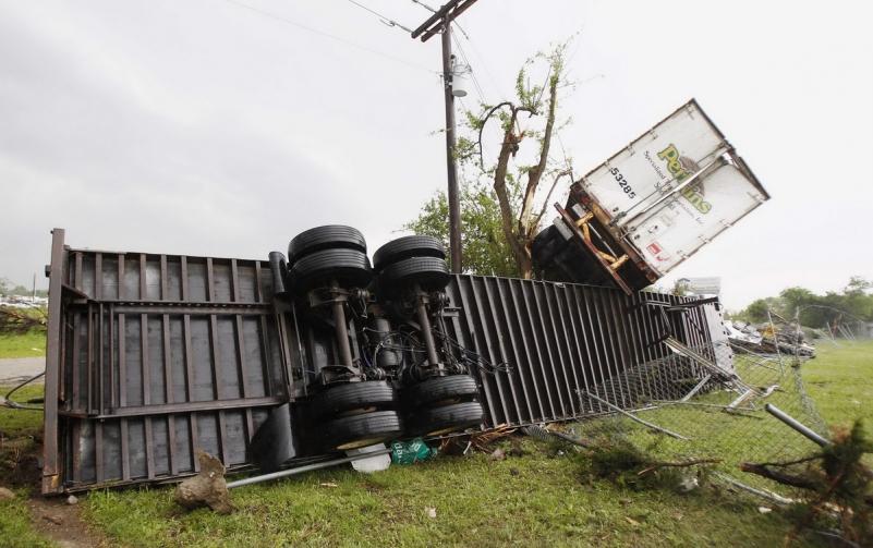 VIDEO: Statul Texas, lovit de mai multe tornade: maşini şi camioane au fost ridicate în aer