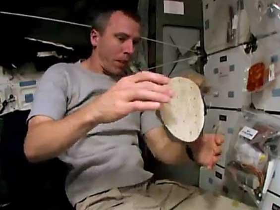 Cât de greu e să prepari un sandwich în imponderabilitate (VIDEO)
