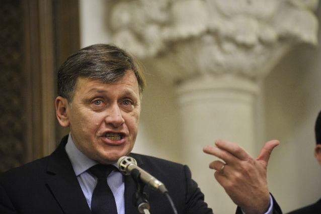 Crin Antonescu: "Exclud o colaborare cu Ungureanu, dar dacă pleacă şi vrea să se înscrie în PNL va fi reprimit"