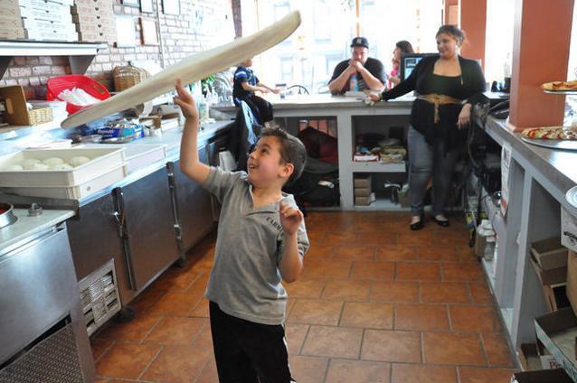 Învârte pizza ca nimeni altul. Vezi cum îşi uluieşte un copil de şapte ani părinţii şi prietenii (VIDEO)