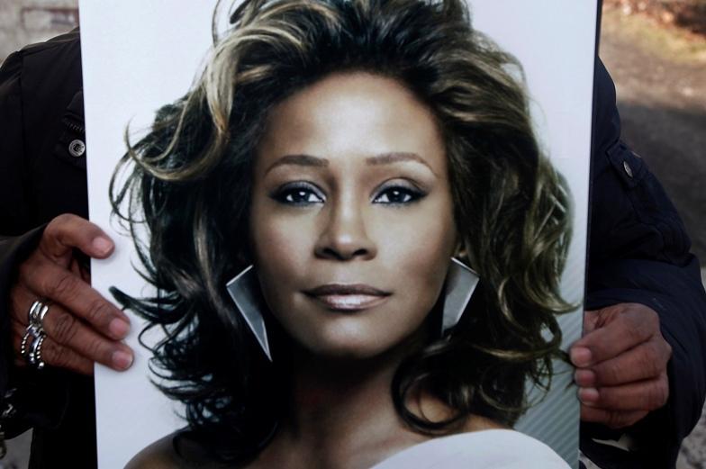 Raportul final al al autopsiei lui Whitney Houston, făcut public: Cântăreaţa a murit din cauza unei supradoze de droguri