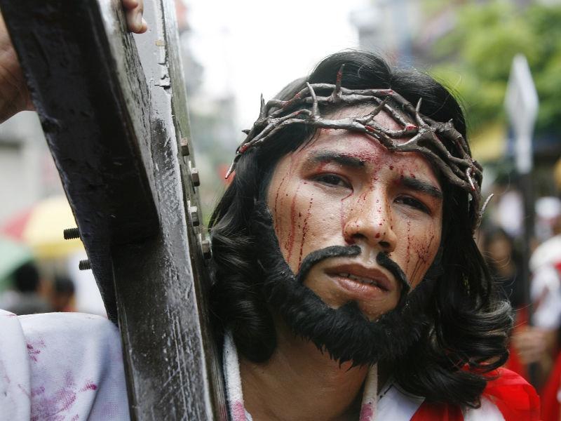 (VIDEO) Filipinezii continuă să se schingiuiască, în Săptămâna Mare, în ciuda apelurilor Bisericii de a "nu face circ"