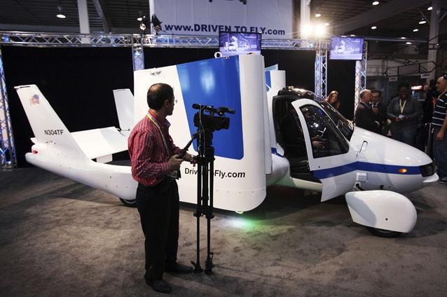 VIDEO: Maşina cu aripi pliabile, prezentată la salonul auto internaţional de la New York