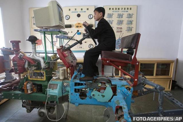 Cum arată super-simulatorul de conducere a tractorului din Coreea de Nord
