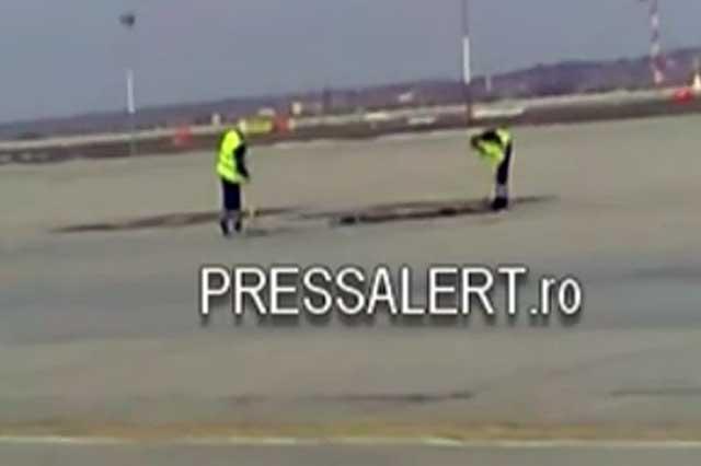 Pista aeroportului din Timişoara, reparată cu mătura şi târnăcopul (VIDEO)