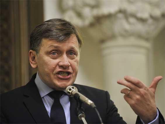 Antonescu: Dacă Băsescu doreşte să demisioneze nu are nevoie de aprobarea noastră
