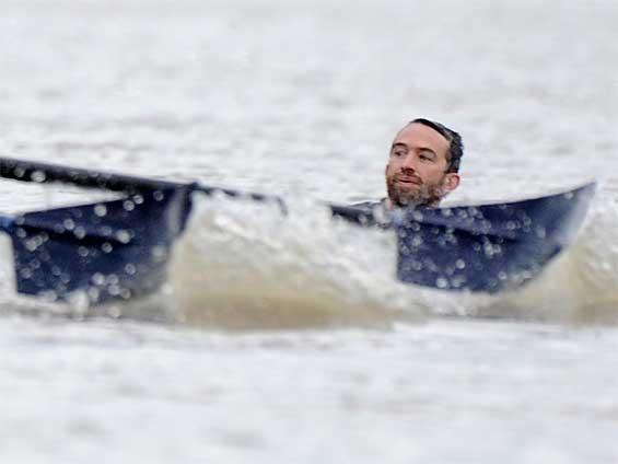 Celebra cursă de canotaj Oxford-Cambridge, întreruptă de apariţia unui înotător în Tamisa (VIDEO)