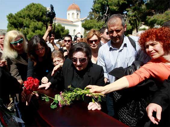 Sute de greci participă la funeraliile pensionarului care s-a sinucis la Atena