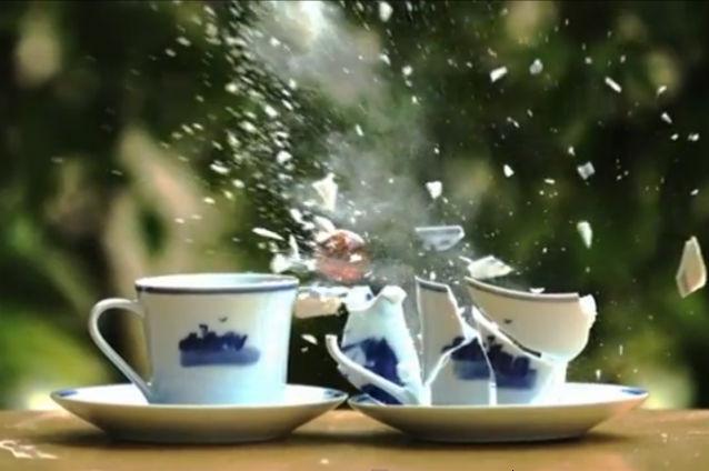 VIDEO: O petrecere cu ceai care opreşte timpul în loc