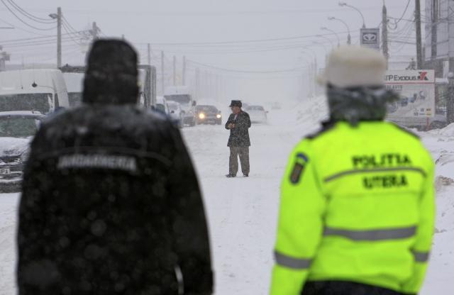 Viscolul şi ninsorile au revenit în România: Trafic rutier blocat pe DN 17A Câmpulung Moldovenesc-Suceviţa din cauza zăpezii