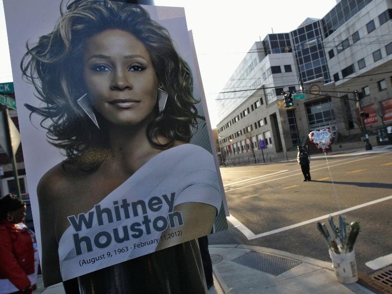Whitney Houston era opărită, drogată şi îi lipseau 11 dinţi în momentul morţii, arată raportul final al autopsiei