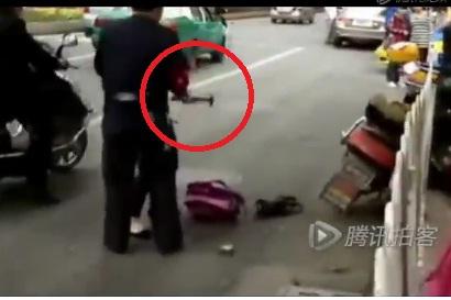(VIDEO) Mici şi-ai dracu'. O chinezoaică îşi altoieşte soţul cu ciocanul, în plină stradă