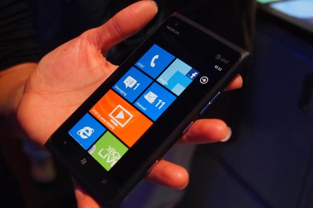 Conexiunea la internet joacă feste smartphone-ului Lumia 900