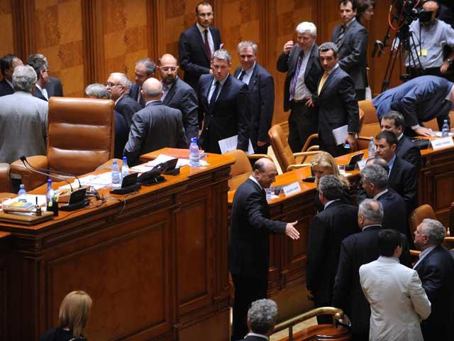 Deputaţii Puterii îi fac pofta lui Băsescu. Proiectul prezidenţial de revizuire a Constituţiei şi introducerea votului uninominal mixt au fost adoptate în comisiile parlamentare