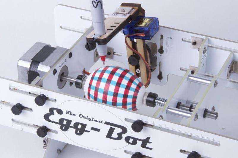 Egg-Bot, roboţelul capabil să vă decoreze ouăle de Paşte (VIDEO)