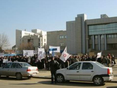 Protest spontan la Spitalul de Urgenţă Judeţean Călăraşi. Cadrele medicale reclamă tăierea ilegală a salariilor