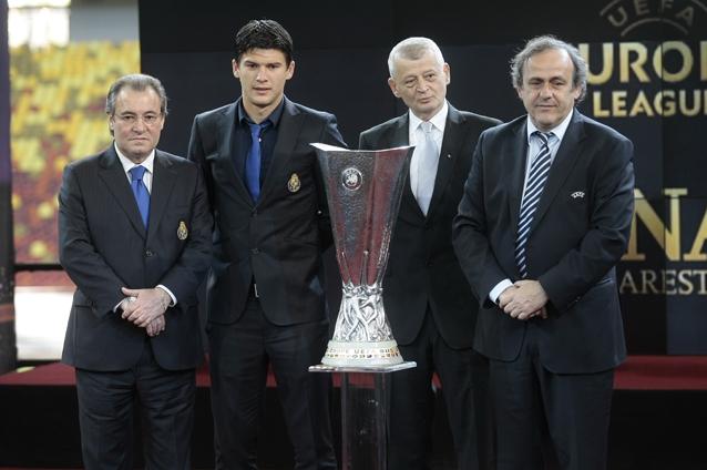 Trofeul Europa League a ajuns la Bucureşti. Vezi în ce locaţii din Capitală va fi amplasat până pe 9 mai