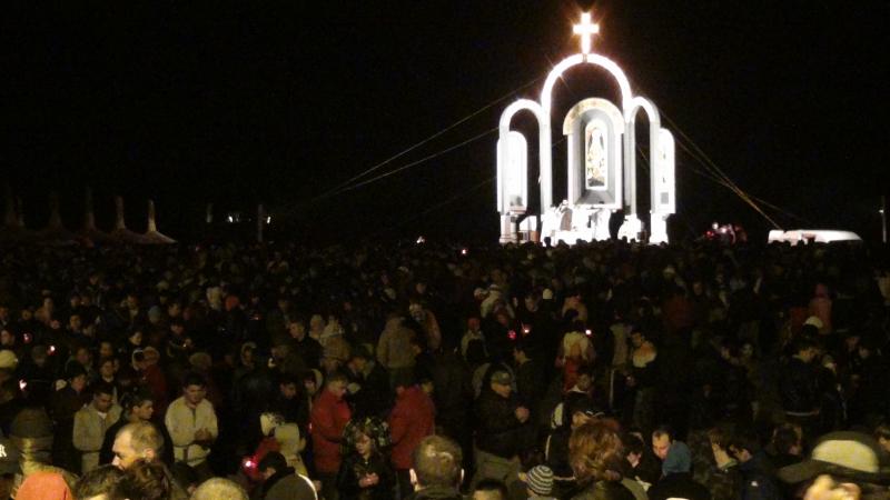 Hristos a înviat! Peste 5.000 de oameni au participat la slujba de Inviere de pe plaja Mangalia (VIDEO)