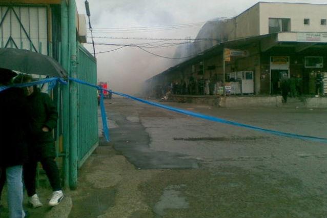 Update: după 25 de ore, pompierii au reuşit să stingă incendiul de la complexul comercial ieşean Siraj