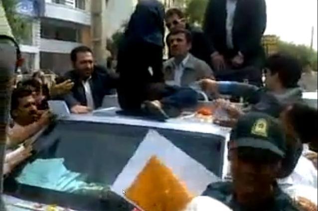 Audienţă la preşedintele Iranului, pe capota maşinii. Vezi imagini care au scăpat cenzurii IT a Teheranului