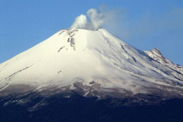 Autorităţile din Mexic au intrat în alertă: vulcanul Popocatepetl se pregăteşte să erupă (VIDEO)