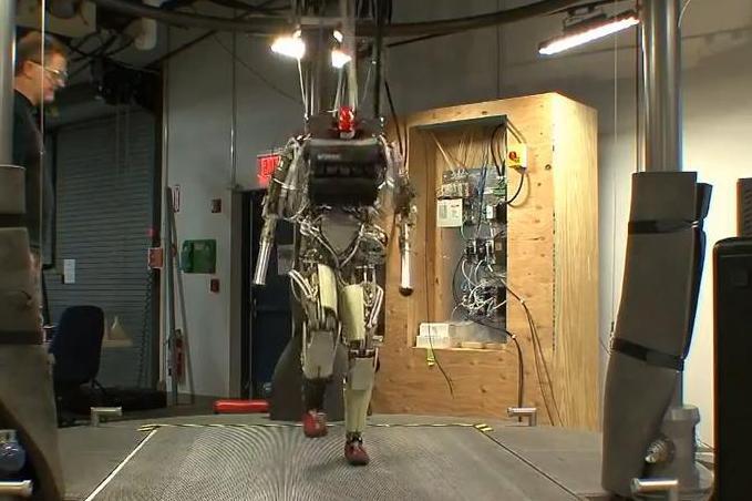 PETMAN este aproape gata. Vezi mişcările incredibile ale celui mai spectaculos robot creat vreodată (VIDEO)