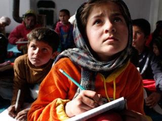 Talibanii au otrăvit 150 de eleve dintr-un liceu afgan
