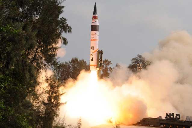 India a testat cu succes un nou tip de rachetă cu rază lungă de acţiune (video)