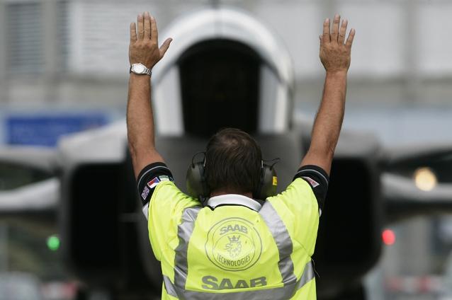 „Racheta” suedezilor de la Saab loveşte în oferta avioanelor americane F16: „Economisiţi zeci de milioane de dolari cu Gripen!”