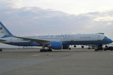 Air Force 2 a lovit un stol de păsări! Avionul care îl transporta pe vicepreşedintele Joe Biden a fost avariat