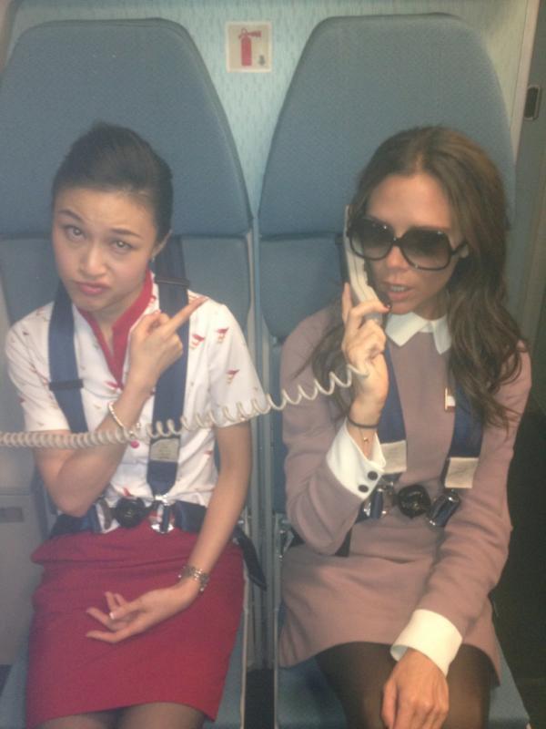 Victoria Beckham a fost stewardesă într-o cursă aeriană spre Beijing