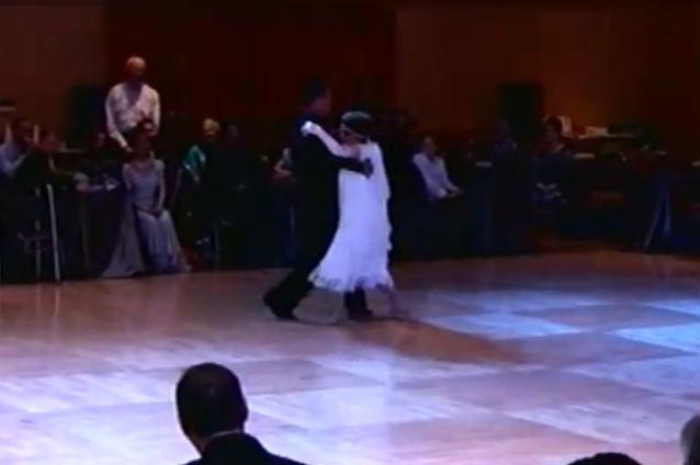 VIDEO: O bătrânică de 94 de ani a impresionat publicul unui concurs dansând quickstep
