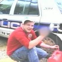 Creier de găină: S-a fotografiat furând benzină din rezervorul maşinii de poliţie şi-a pus poza pe facebook