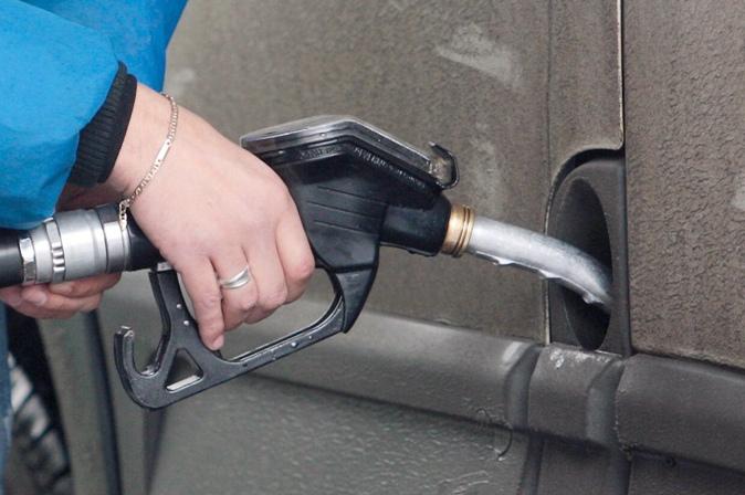În România, ieftinirea carburanţilor este aritmetic justificată