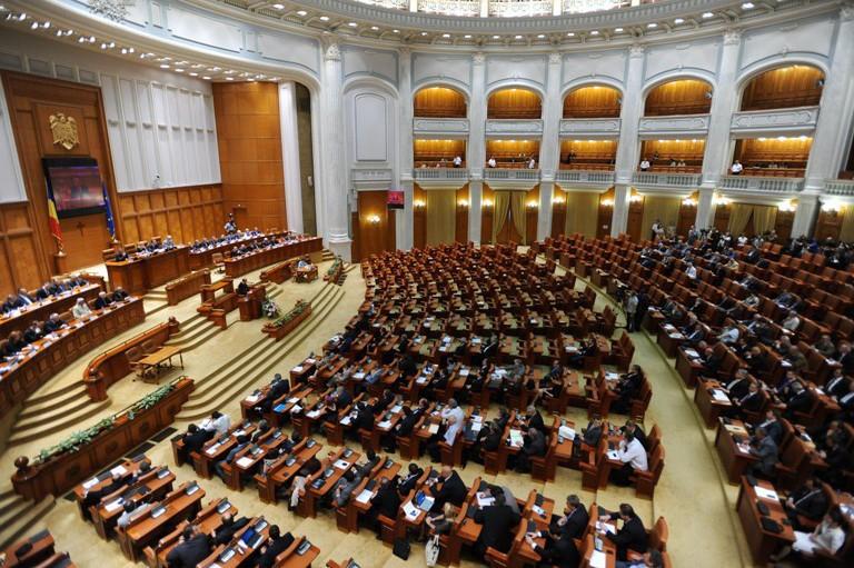 Moţiunea de cenzură "Opriţi Guvernul şantajabil. Aşa nu, niciodată!" a fost citită în Parlament. Premierul Ungureanu nu a fost prezent - IMAGINI LIVE