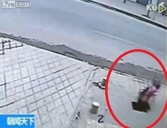 (VIDEO) Cel mai stupid accident urban. Vezi ce nenorocire te poate aşteapta în mijlocul trotuarului