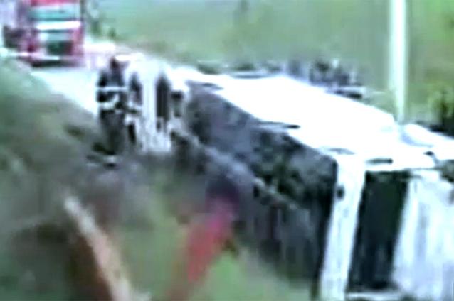 Autobuz căzut de pe pasarelă, în Argeş: 29 de persoane au fost rănite, trei în stare gravă