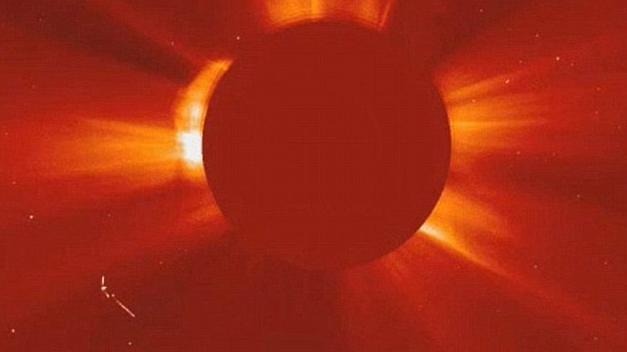 OZN gigant surprins lângă Soare? NASA a publicat imagini realizate de Observatorul Solar si Heliosferic (VIDEO)