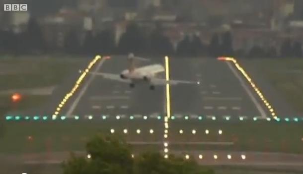Nu ai vrea să fii într-un asemenea avion! Vezi ce s-a întâmplat miercuri, pe aeroportul din Bilbao (VIDEO)